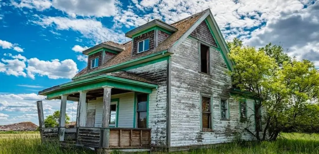 Old neglected house in Detroit, MI